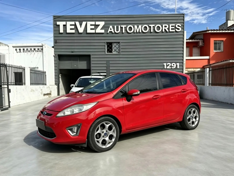 FORD FIESTA KINETIC DESIGN TITANIUM TEVEZ Automotores