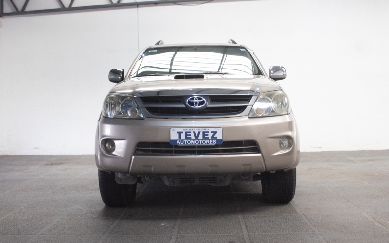 TOYOTA HILUX SW4 4X4 SRV 3.0 TDI A/T C/CUERO TODO TERRENO TEVEZ Automotores